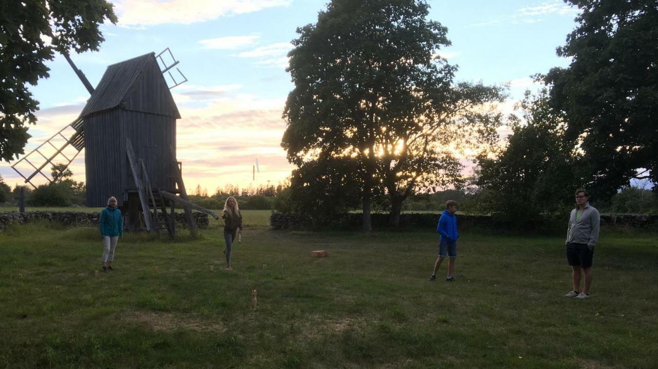 Rosenborgs Friluftspensionat Färjestaden Esterno foto