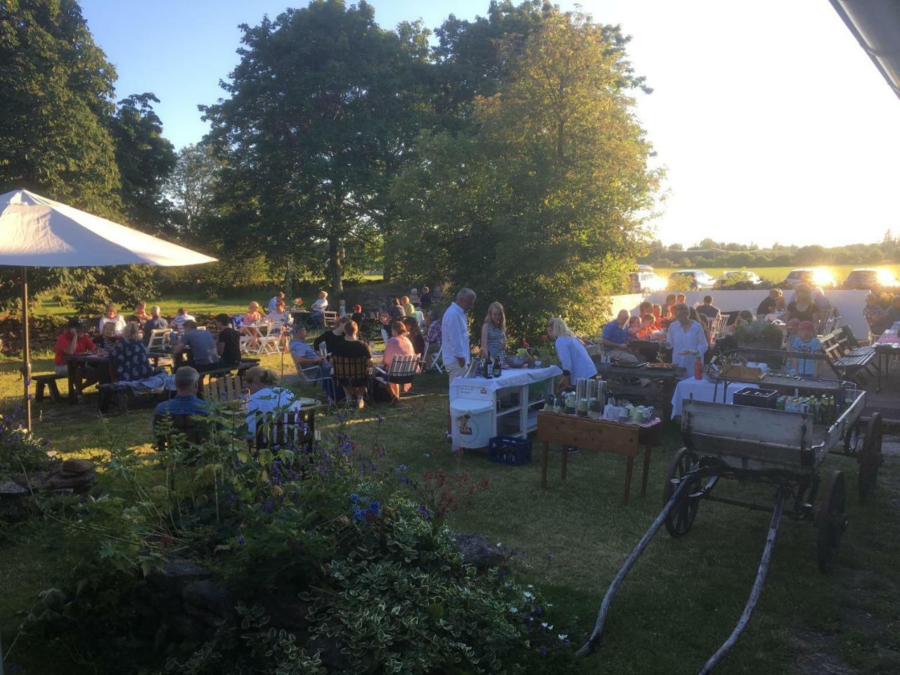 Rosenborgs Friluftspensionat Färjestaden Esterno foto